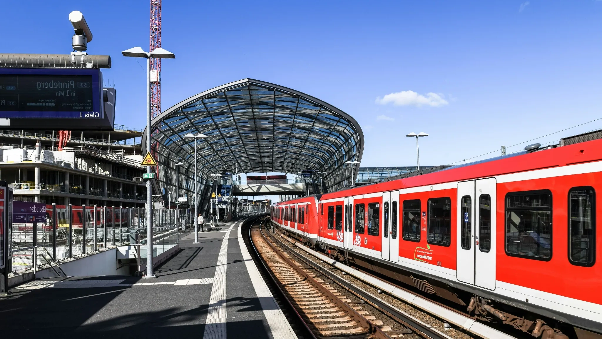 Moderne tog som anløber til en stationsperron