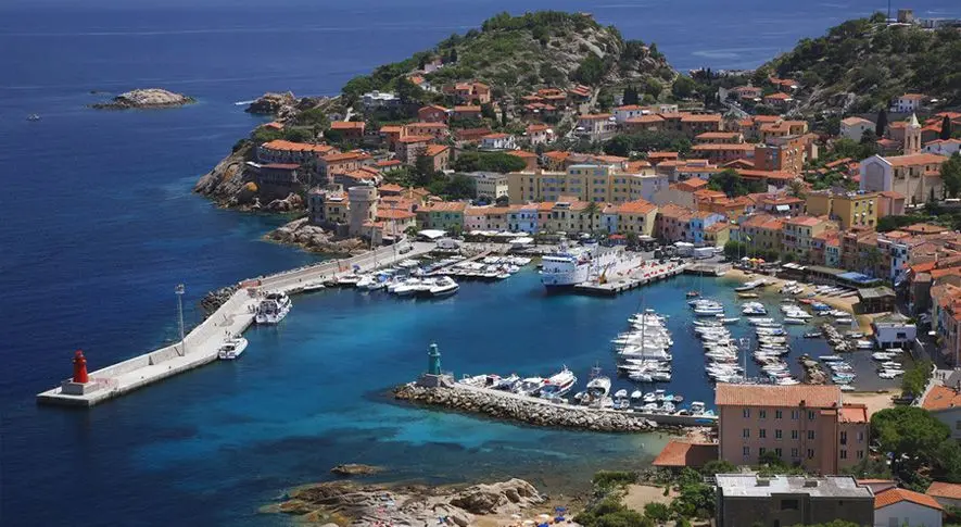 Giglio – færgehavn og rejsemålsguide