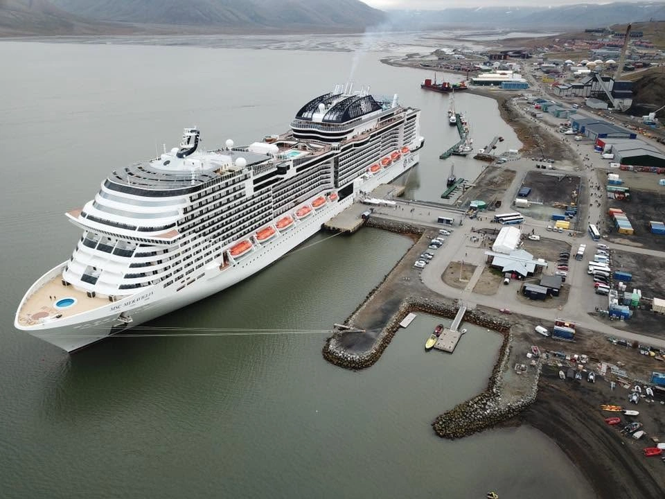 Longyearbyen – færgehavn og rejsemålsguide