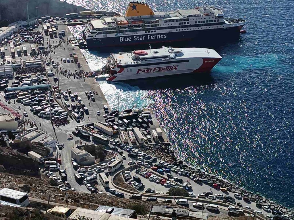 Santorini – færgehavn og rejsemålsguide