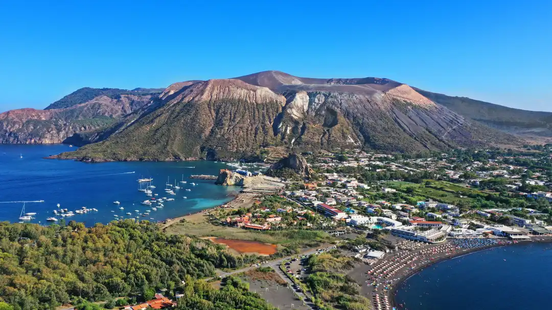 Stromboli – færgehavn og rejsemålsguide